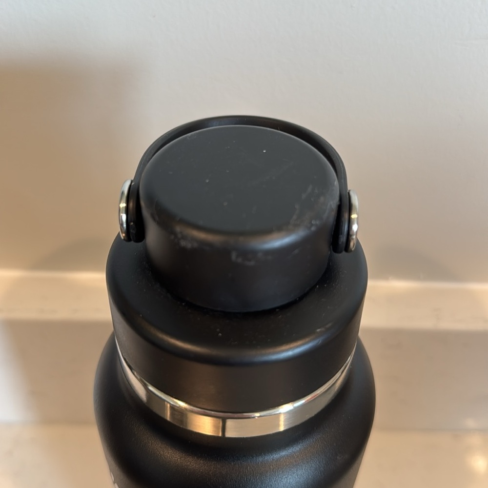 Hydro Flask Matte Black Bottle with Flip Lid - Picture 4 of 6